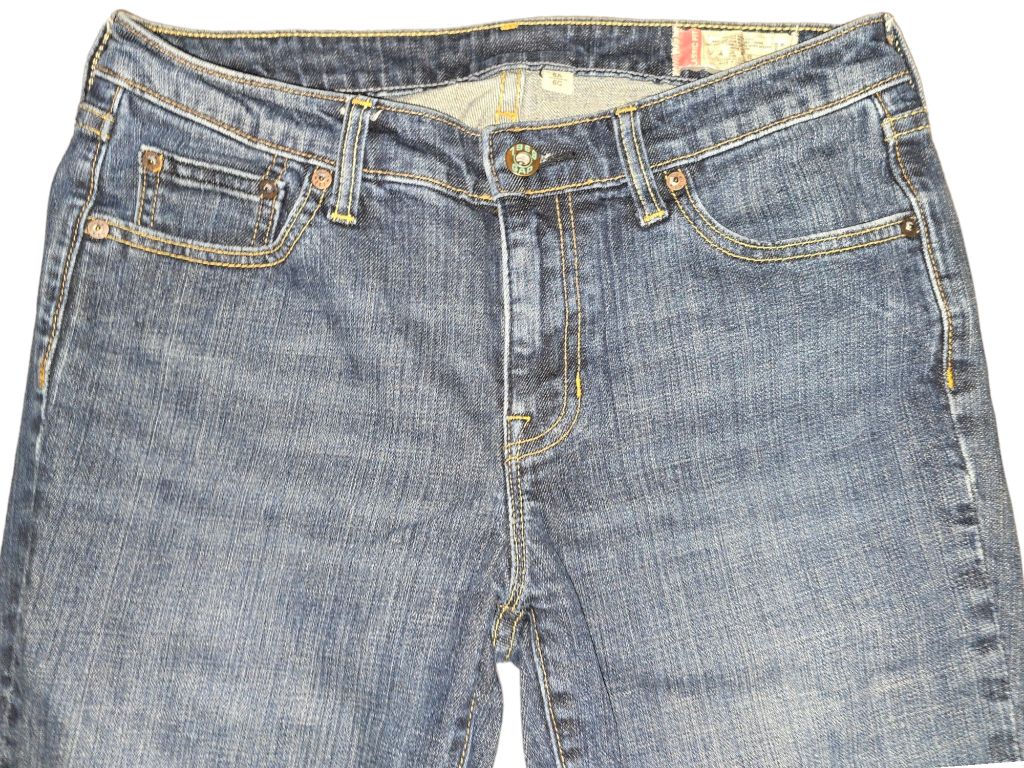 LEVI Classic Fit Jeans - Size 6 Dark Wash