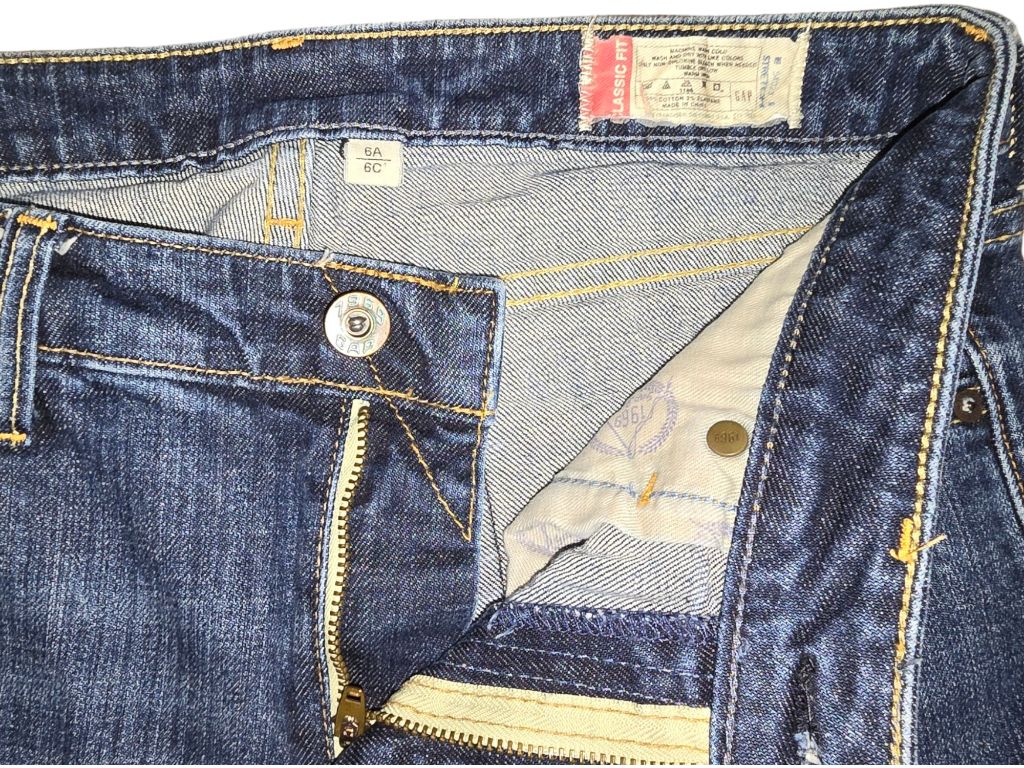 LEVI Classic Fit Jeans - Size 6 Dark Wash