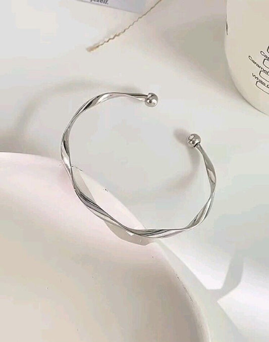 Classic Premium Retro Style Twisted Twist Metal Silver Metal Bracelet for Women