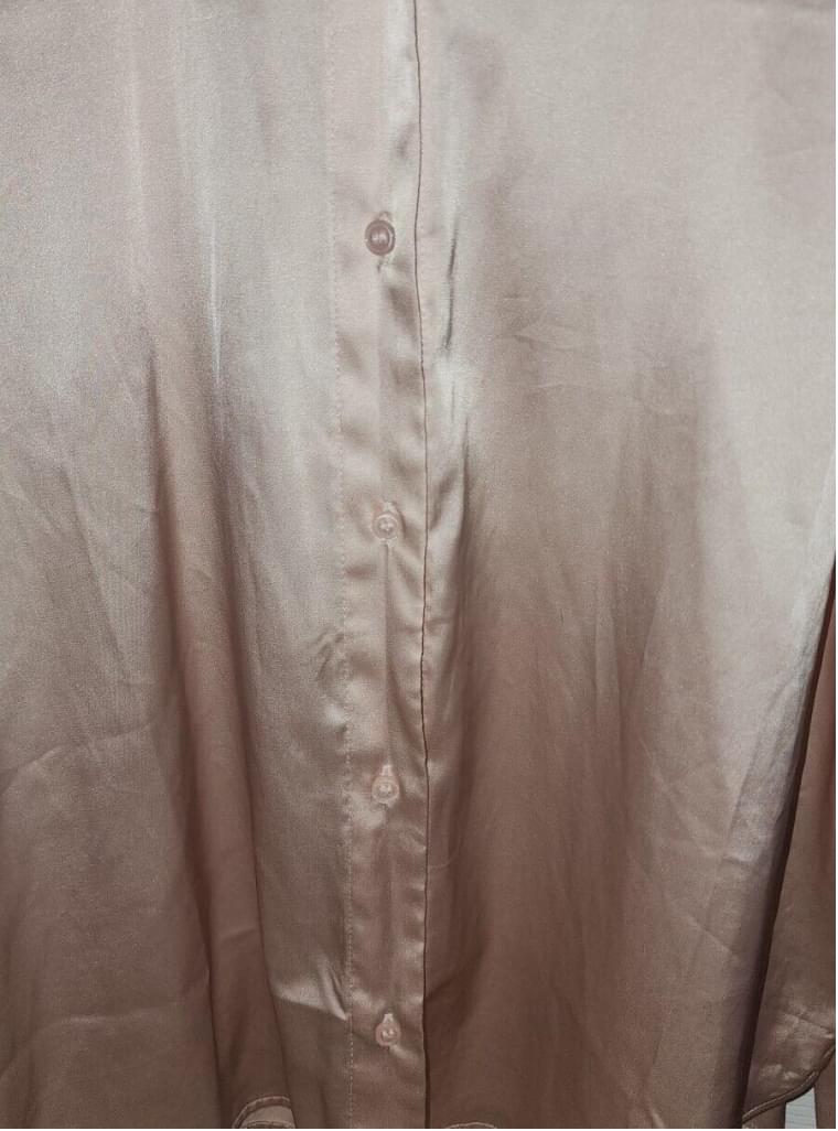 H&M V-neck blouse in woven fabric with a sheen. Long Sleeve Light Pink