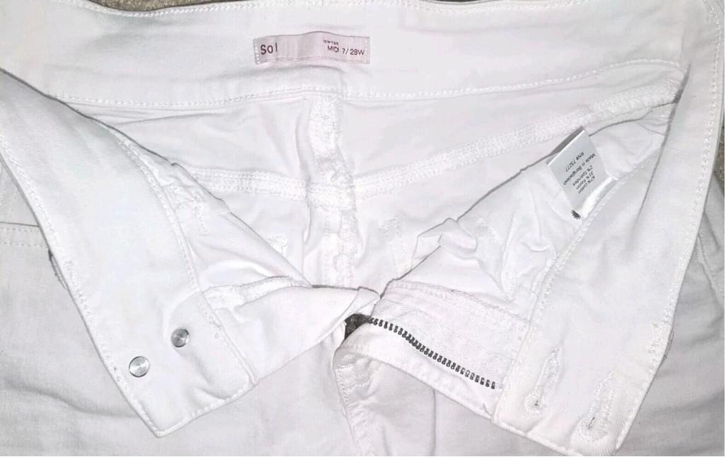 SO Low Rise Midi Shorts White Flat Front Rolled Hem Jeans  Size 7 / 28