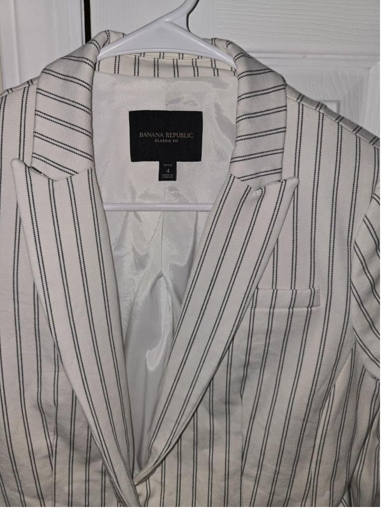 Banana Republic Ivory Navy Pinstripe Blazer One Button Notch Collar SZ 4 PETTITE