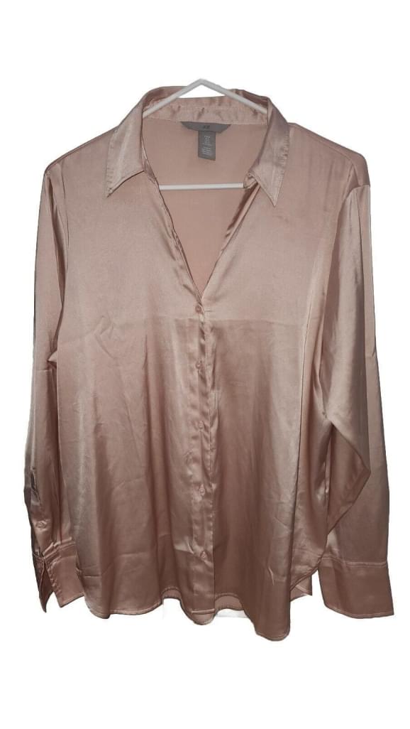 H&M V-neck blouse in woven fabric with a sheen. Long Sleeve Light Pink