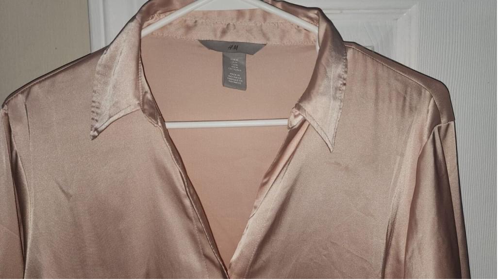 H&M V-neck blouse in woven fabric with a sheen. Long Sleeve Light Pink